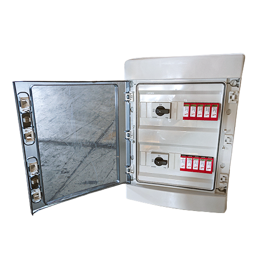 Caja combinadora Merz, 4 MPPTs, 8 entradas, 8 salidas, 16A, 1005VDC con supresor